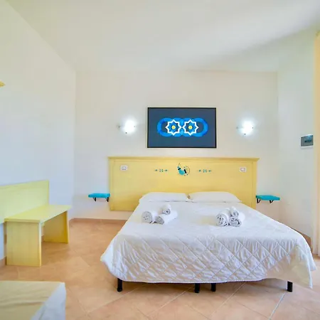 With Swimming Pool Just 300 Mt From The Baia Delle Mimose-beach فندق باديسي